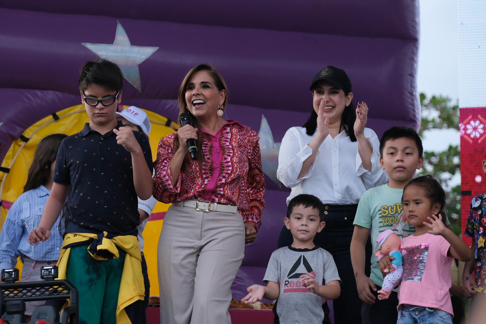 Mara Lezama acompaña a más de 10 mil niñas y niños de Playa del Carmen a Festival de Reyes, con espectáculo de “Tatiana”