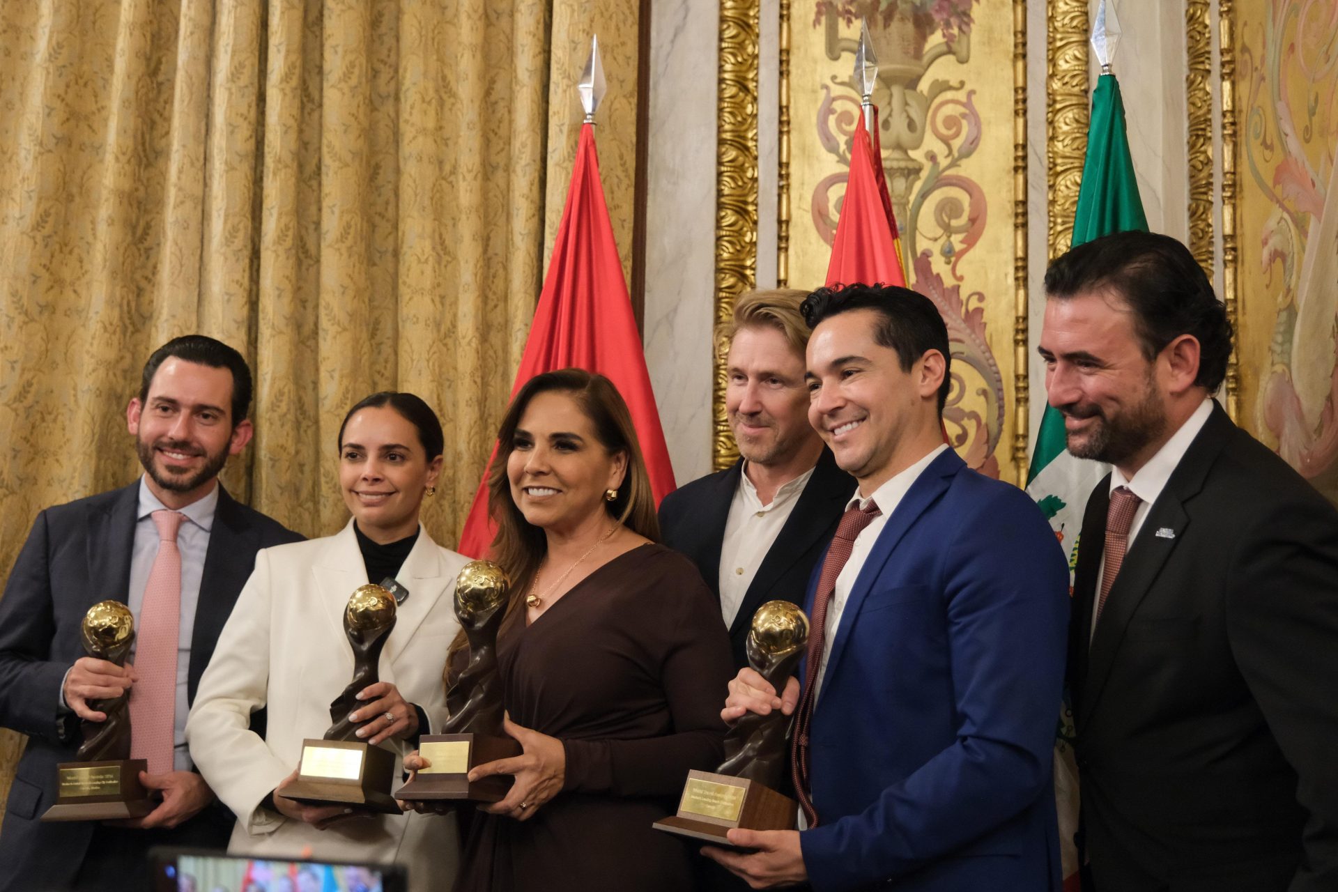 Cancún se consolida como destino turístico mundial al ganar 4 galardones en los World Travel Awards 2024 en FITUR