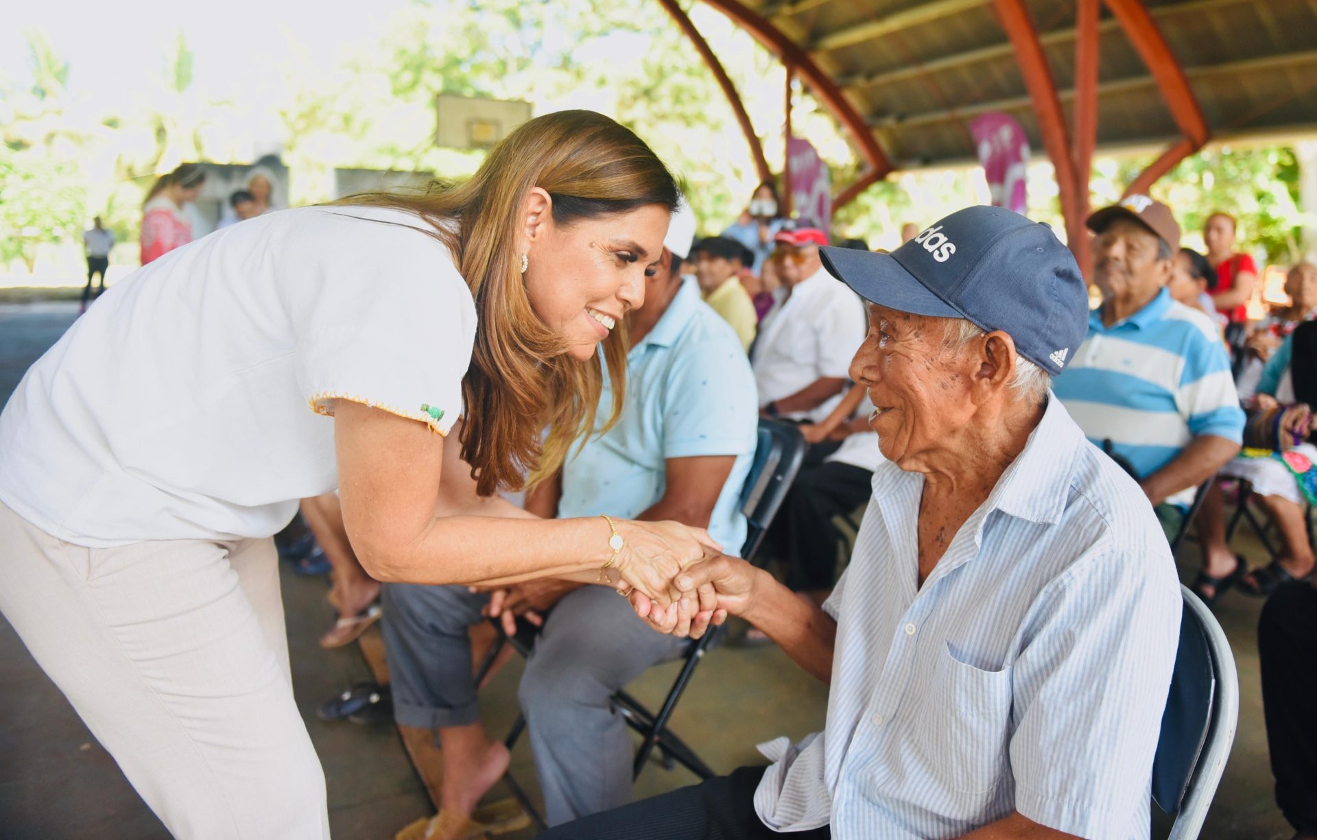 Entrega Verónica Lezama más de 2 mil 500 cobertores a las y los adultos mayores más vulnerables de Quintana Roo