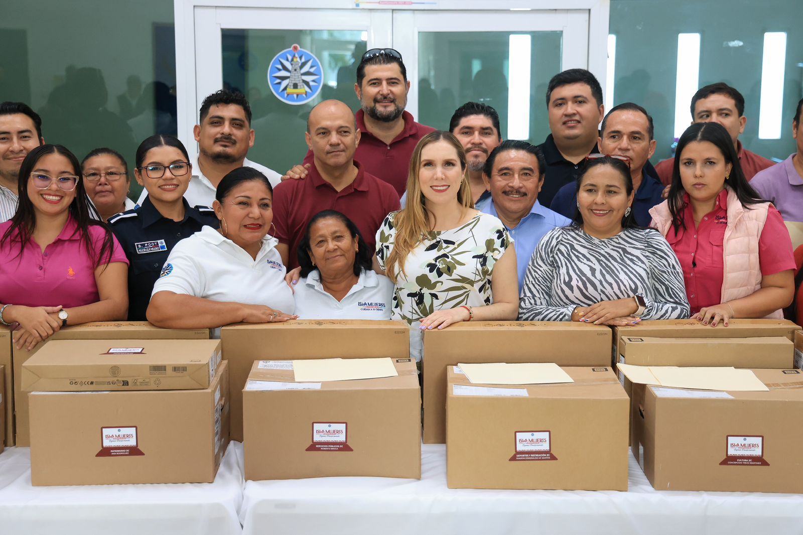 Gobierno de Isla Mujeres entrega nuevo equipo de cómputo a las áreas del Ayuntamiento