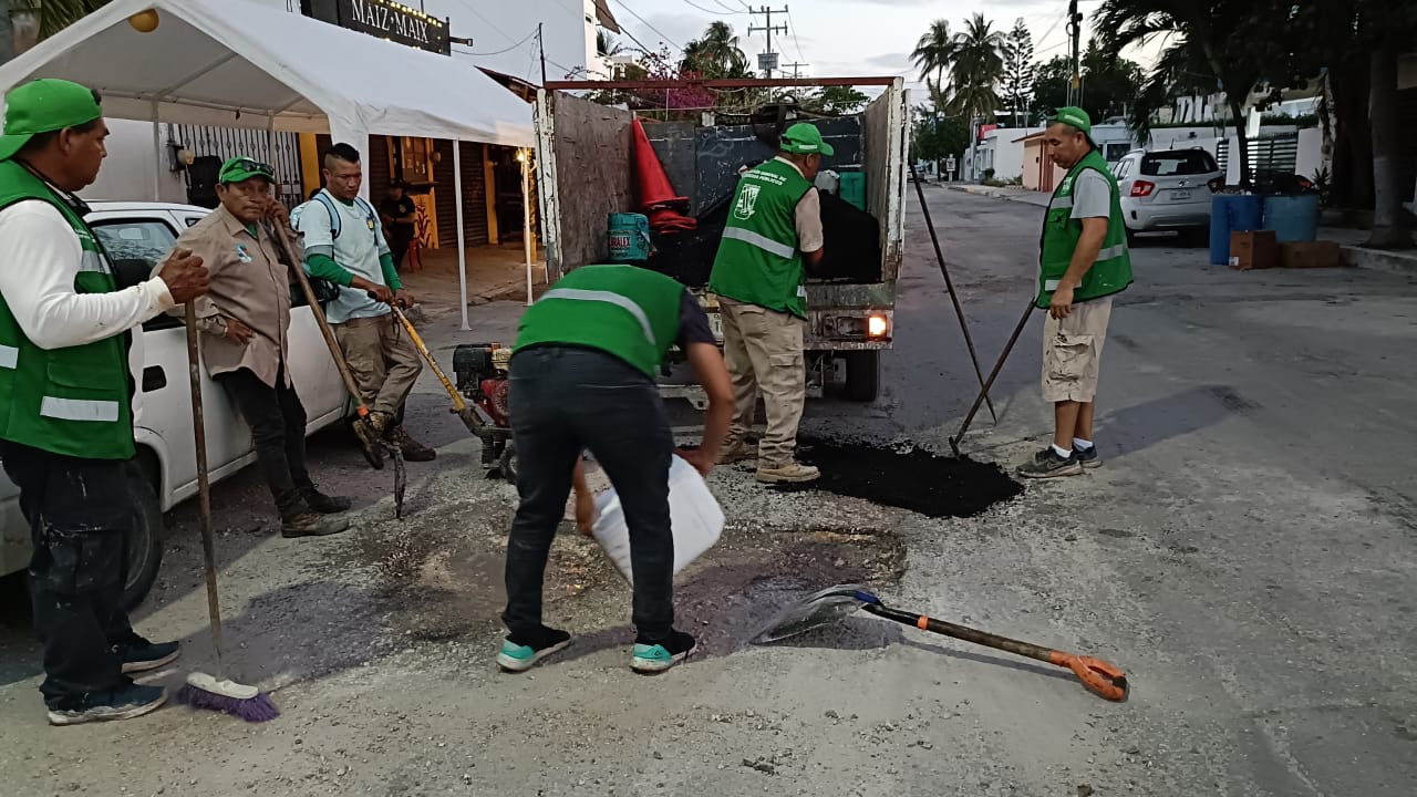 Avanza el programa de bacheo en Puerto Morelos