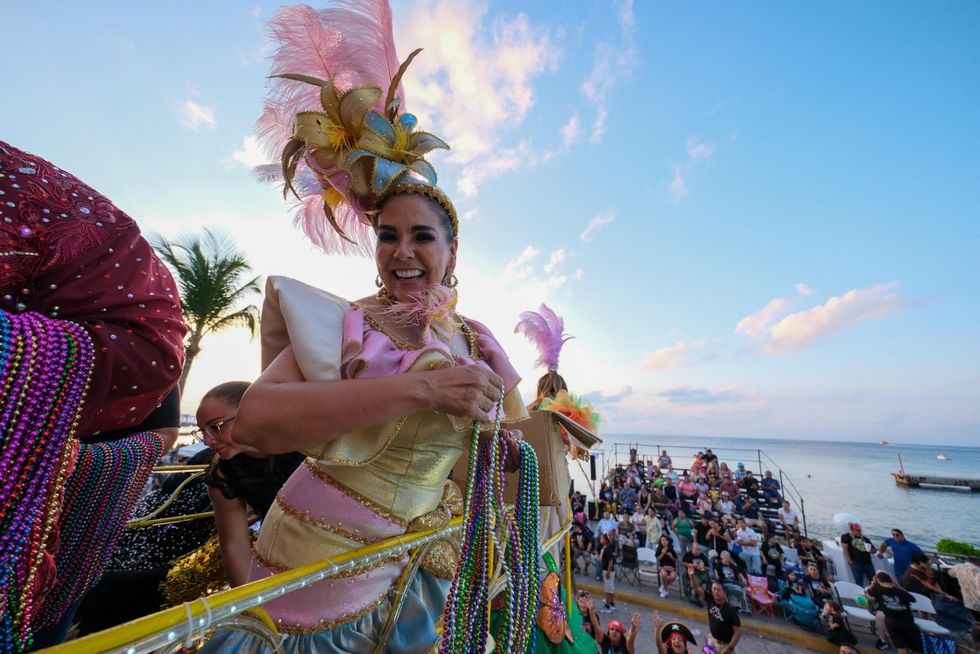 Encabezan Mara Lezama y Chacón el tradicional paseo de Carnaval en Cozumel