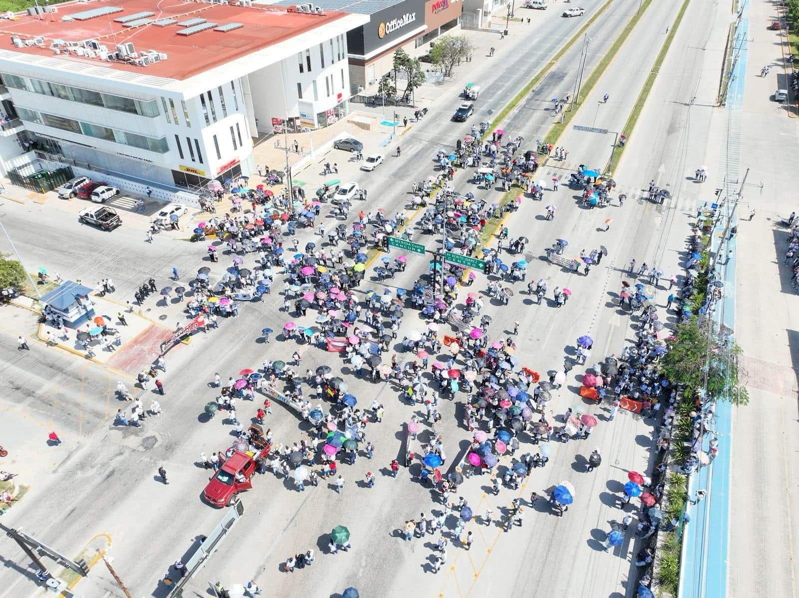 Paro de Maestros cierra carretera federal en Playa del Carmen