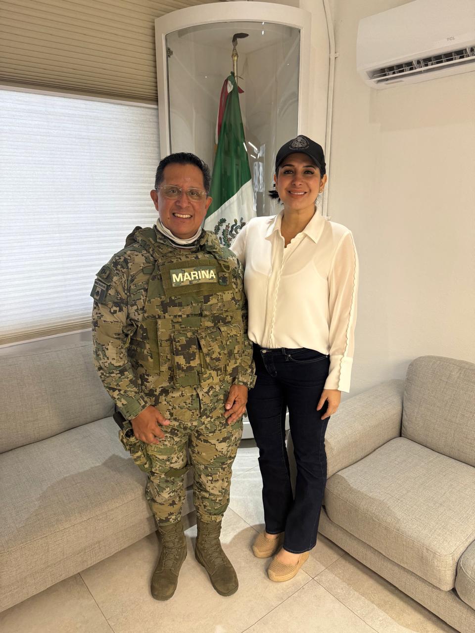 Estefanía Mercado se reúne con el Comandante del Sector Naval, Contralmirante José Alberto Rodríguez Cuevas