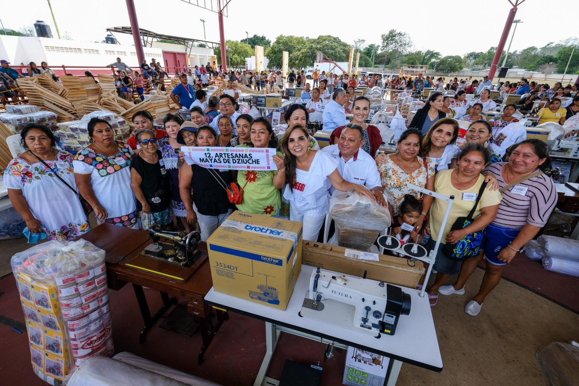 Entrega Mara Lezama a artesanas y artesanos de comunidades de José María Morelos materiales y herramientas
