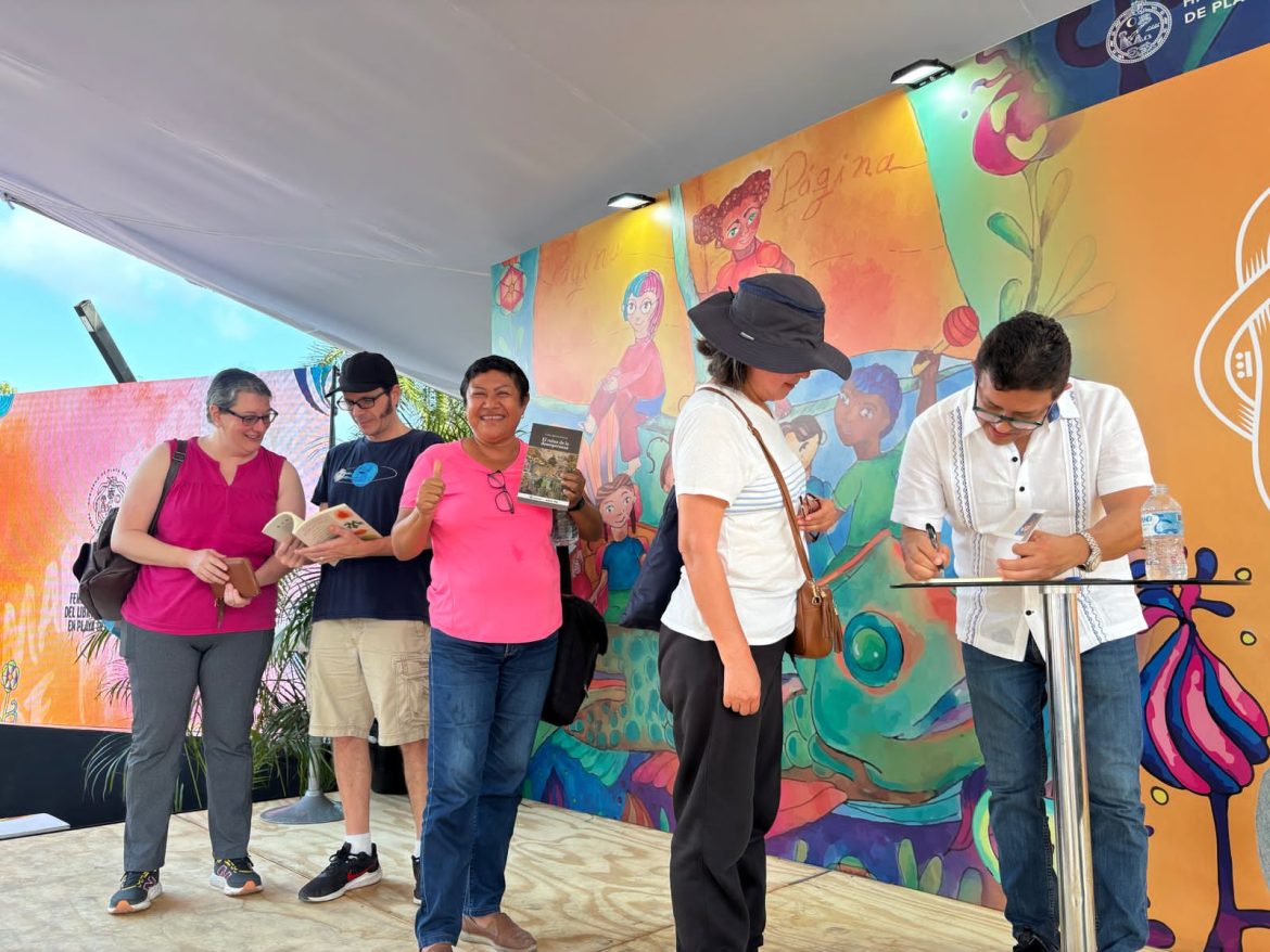 La FILyC de Playa del Carmen conquista a locales y turistas en la Plaza 28 de Julio