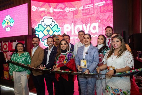 Mara Lezama y Estefanía Mercado cortan el listón inaugural del stand interactivo de Playa del Carmen