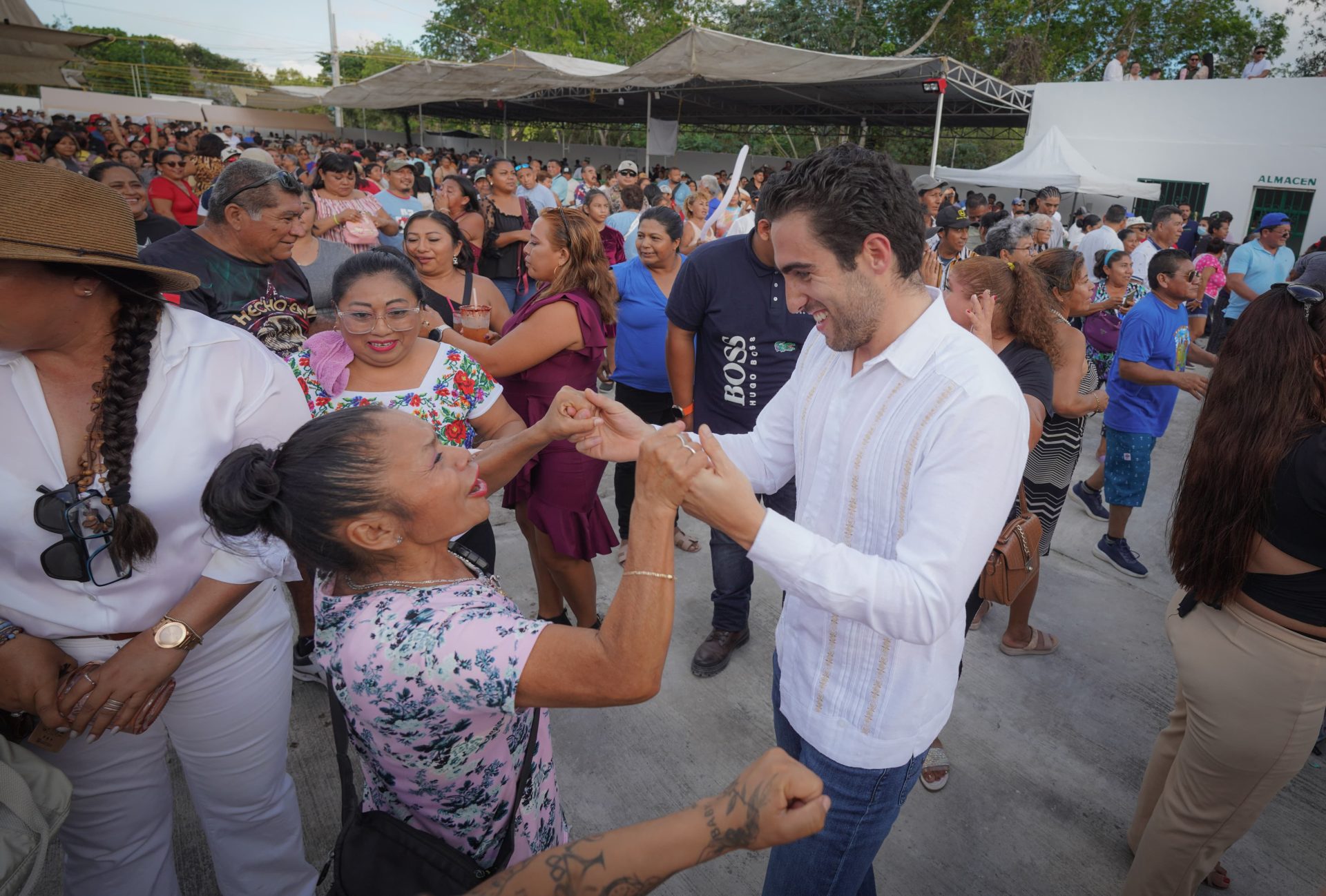 Convive Gino Segura con tianguistas de Cancún