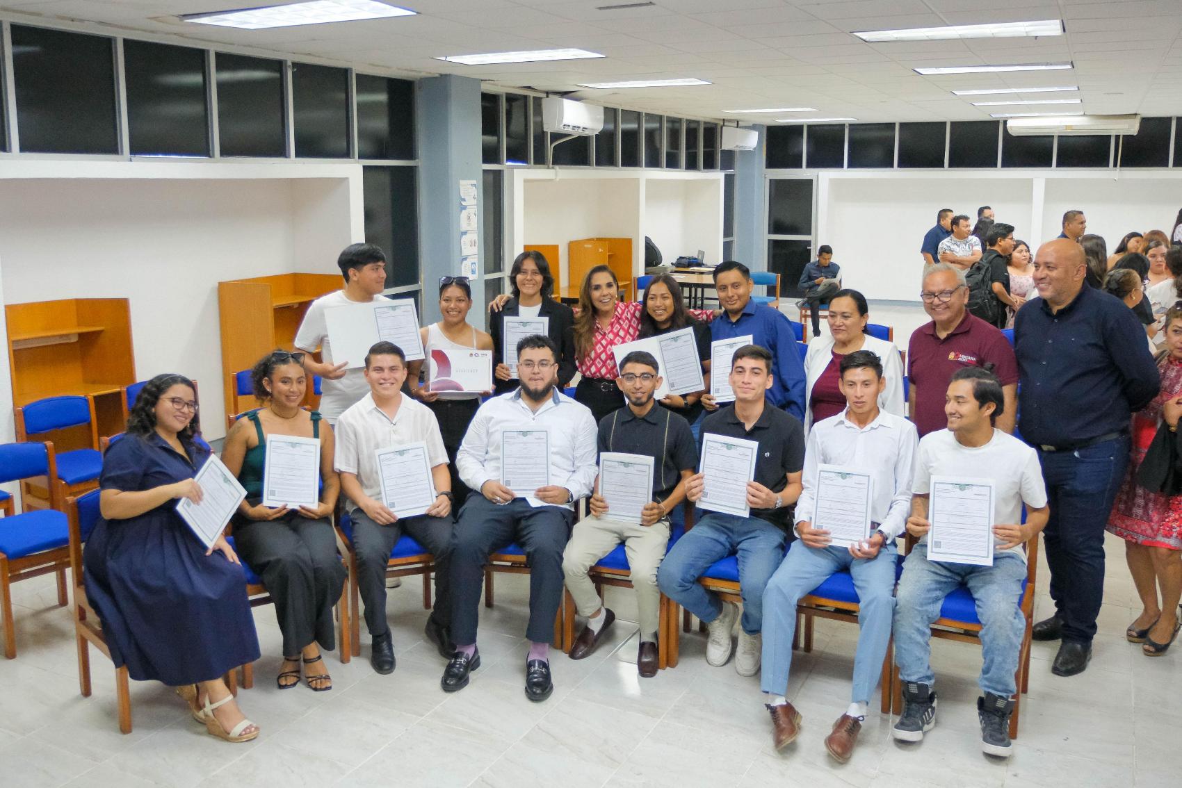 entrega Mara 94 títulos de licenciados en Educación Primaria y Educación Física