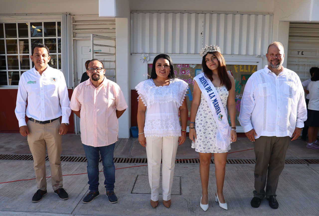 Corona Blanca Merari a la reina del día de la marina