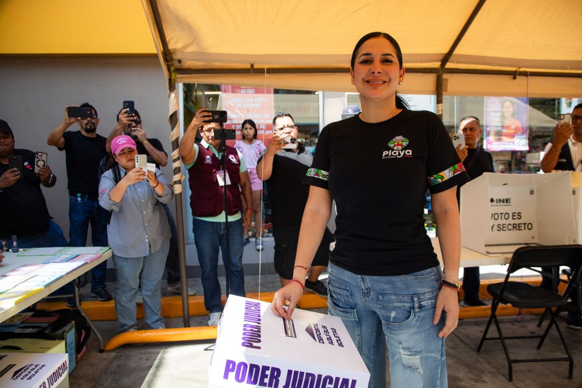 Estefanía Mercado vota en elección de jueces