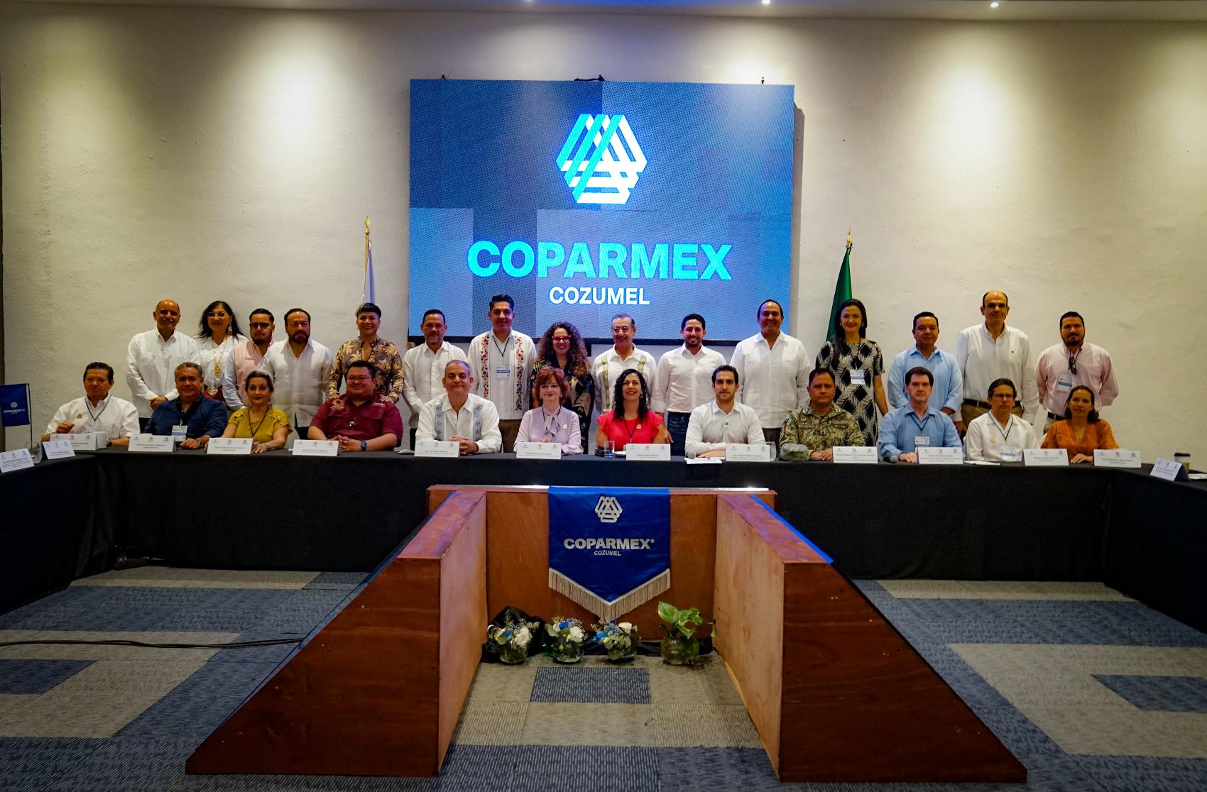 Gino Segura inaugura foro empresarial en Cozumel