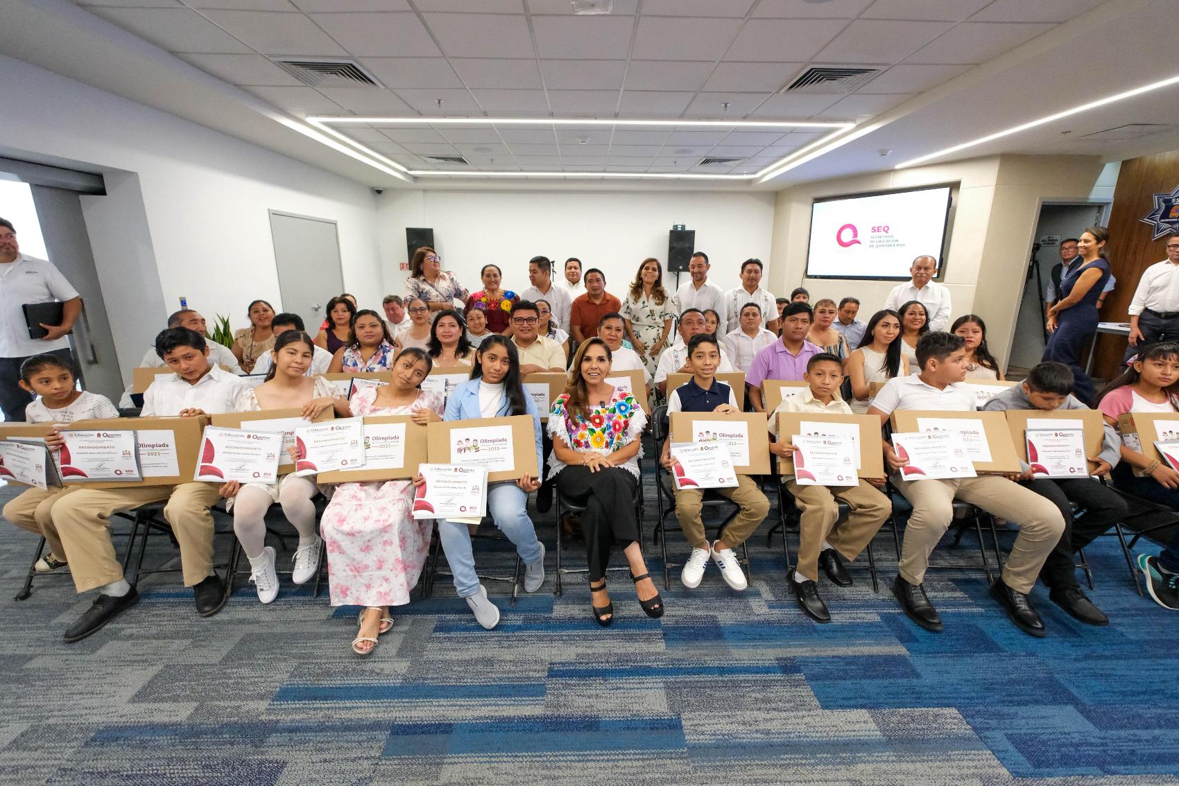 Premia Mara Lezama a estudiantes destacados en la Olimpiada del Conocimiento 2025