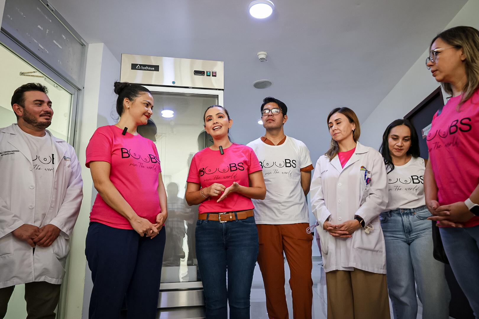 Majo Osorio y Tepy Gutiérrez entregan refrigerador industrial al Banco de Leche en Playa del Carmen