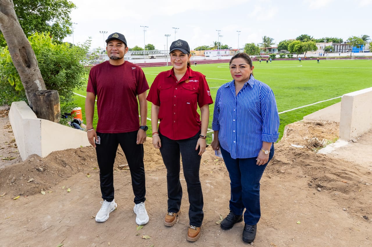 Unidad Deportiva Playa del Carmen estrena pasto sintético