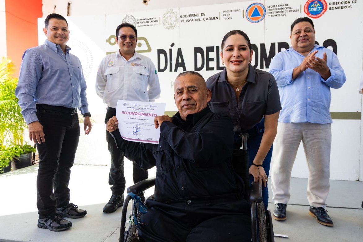 Estefanía Mercado reconoce a bomberos de Playa del Carmen