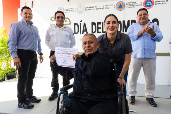 Estefanía Mercado reconoce a bomberos de Playa del Carmen