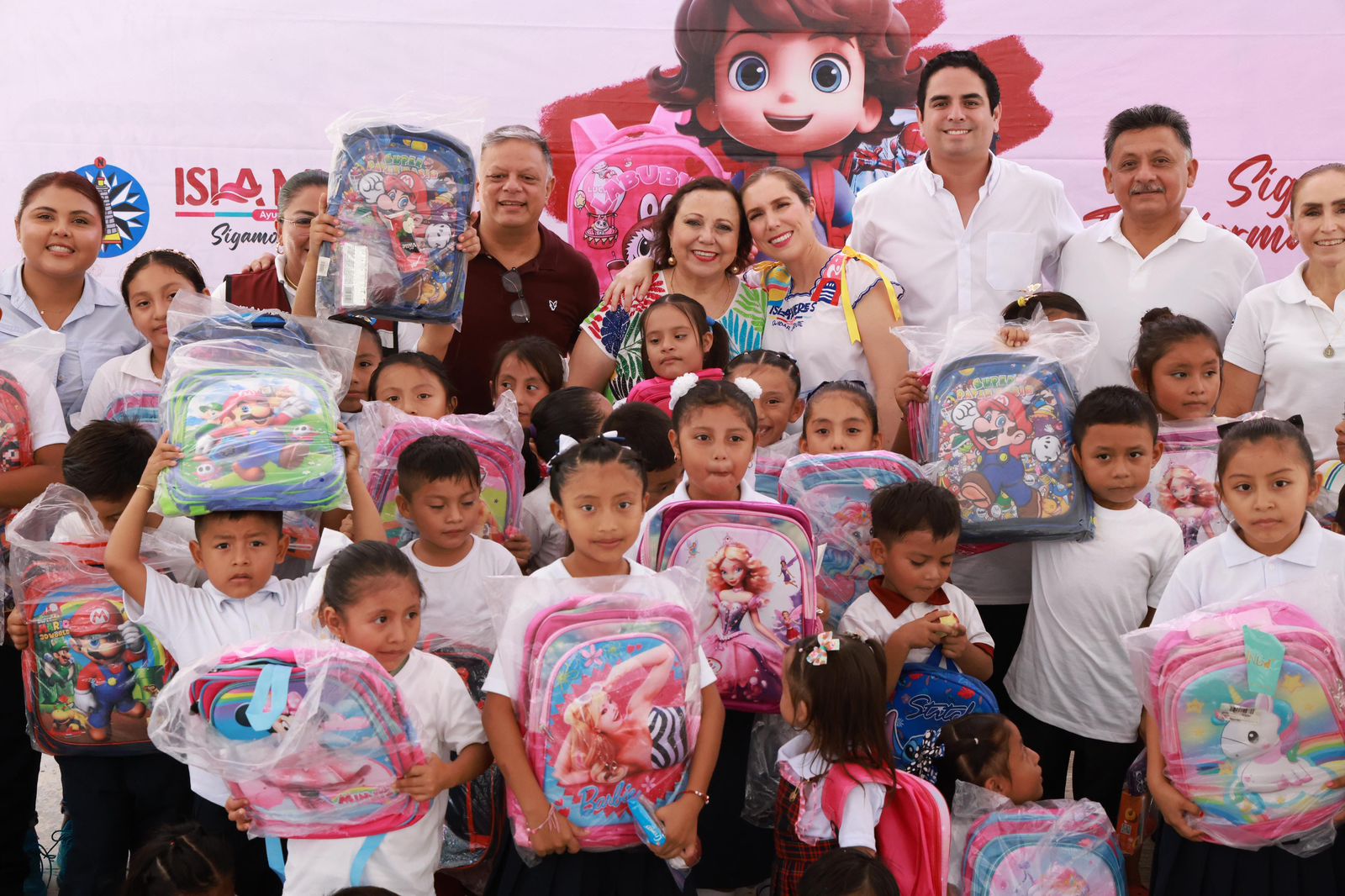 Atenea Gómez Ricalde entrega mochilas nuevas