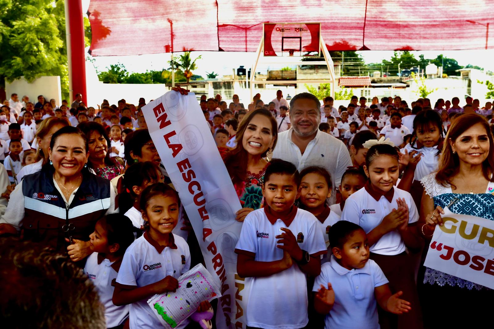 Mara Lezama entrega de mochilas útiles y uniformes escolares
