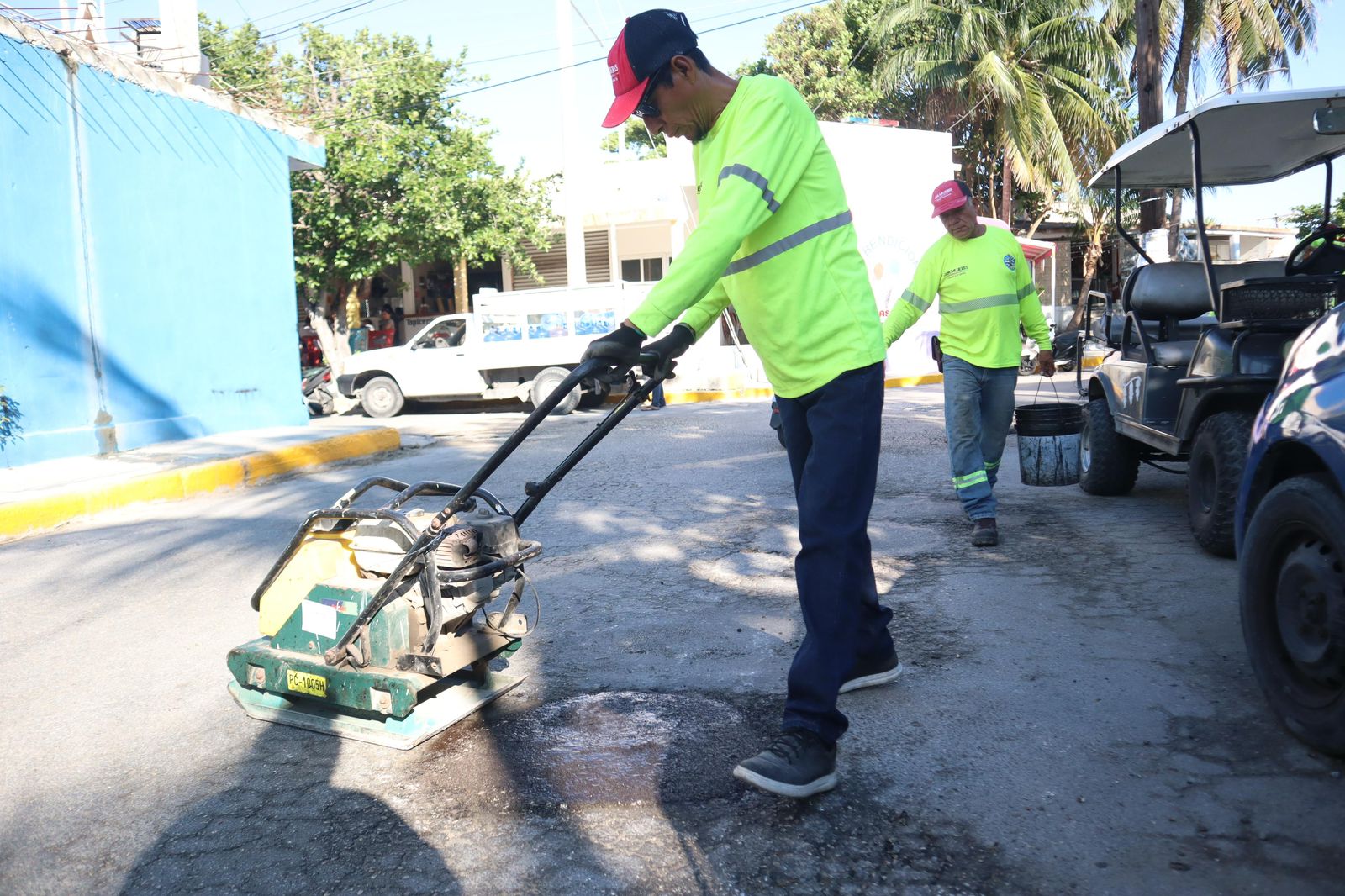 Gobierno Municipal fortalece mantenimiento de vialidades a través del Programa Permanente de Bacheo en Isla Mujeres