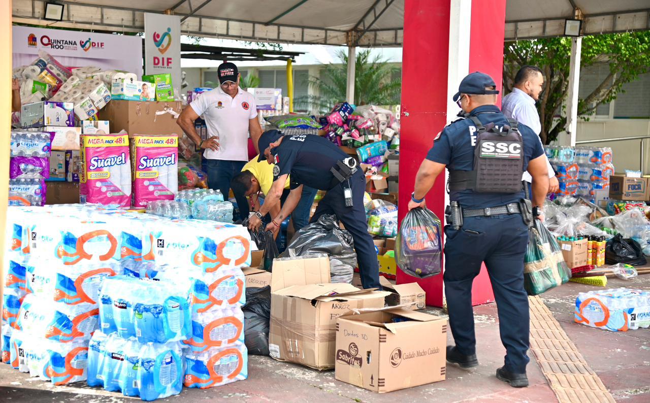 Positiva respuesta de las y los quintanarroenses en los 15 centros de acopio que instaló el DIF Estatal para apoyar a familias damnificadas