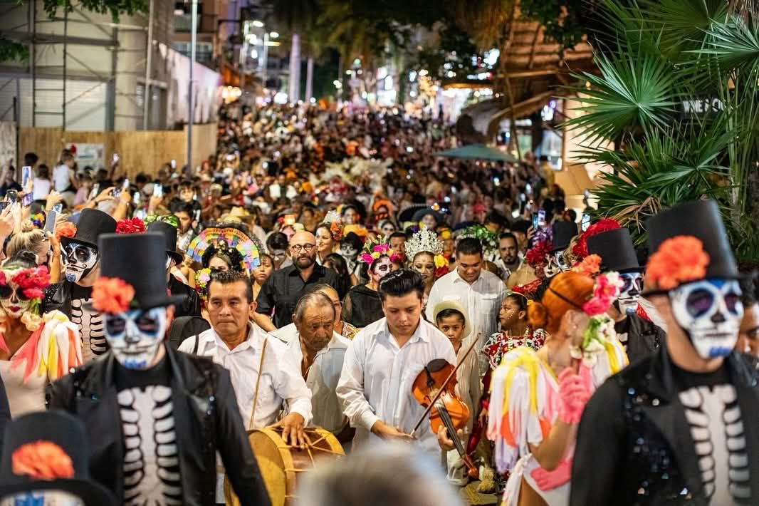 Consolida Caribe Mexicano su liderazgo turístico con más de 332 mil visitantes durante el puente del Día de Muertos