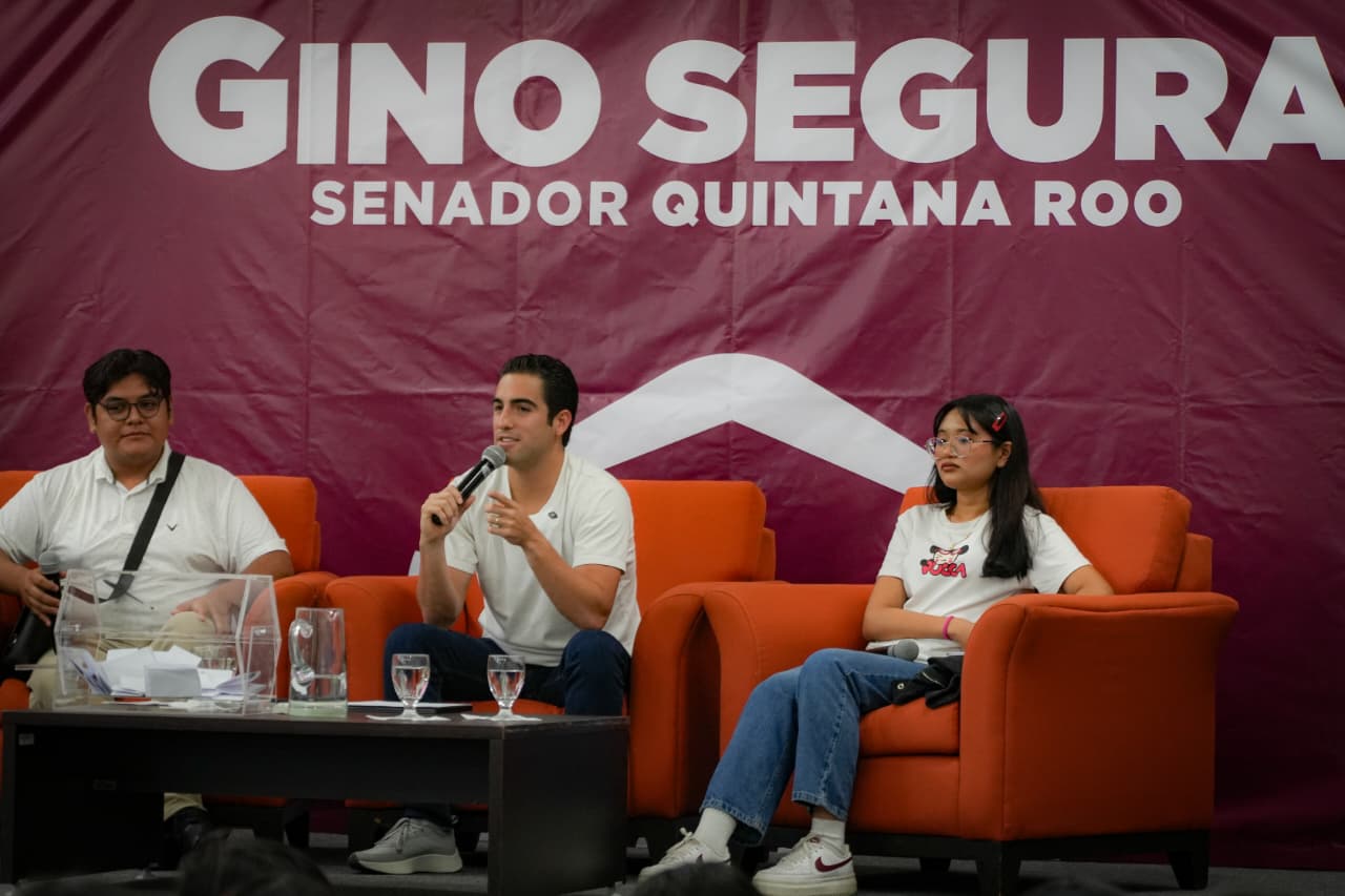 * Gino Segura dialoga con jóvenes universitarios de Quintana Roo