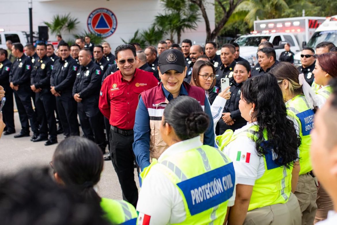 Estefanía Mercado entrega uniformes a Protección Civil y anuncia incremento salarial histórico para Bomberos